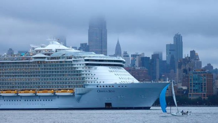 JERSEY CITY, NJ - AUGUST 18: Royal Caribbean Oasis of the Seas cruise ship sails up the Hudson River for a photo opportunity in front of the Empire State Building in New York City on August 18, 2021 as seen from Jersey City, New Jersey. The ship, one of the largest cruise ships in the world will do a test sailing next week to stress test CDC covid-19 protocols before being allowed to resume cruise operations out of its port in Bayonne, New Jersey. (Photo by Gary Hershorn/Getty Images)