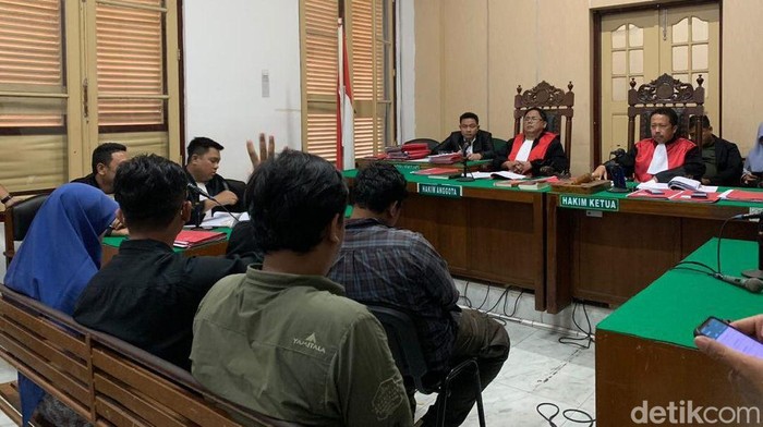 Saksi-saksi memberikan keterangan dalam sidang preman ancam bunuh dan tendang jurnalis, Rakes (Radja Malo Sinaga/detikSumut)