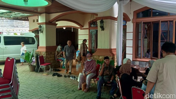 Suasana di rumah duka Salman Al Farisi.