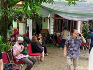 Pelayat Mulai Datang ke Rumah Duka Pemeran Ahong Si Doel Anak Sekolahan