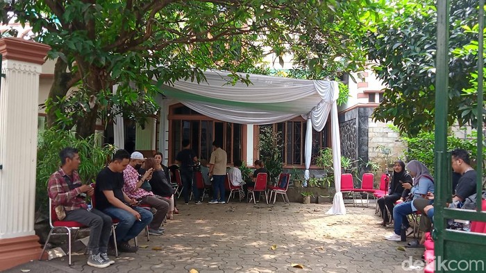 Suasana di rumah duka Salman Al Farisi.
