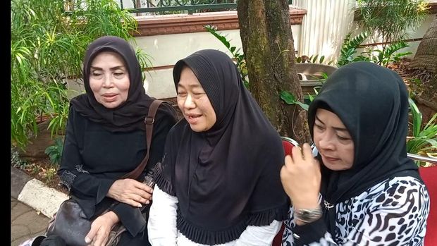Santi, Istri Koh Ahong