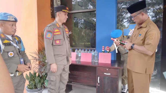 Satpol PP Kabupaten Bone Bolango memusnahkan 230 botol miras ilegal.