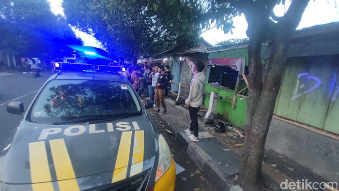 Sebuah kios rusak akibat penyerangan gerombolan bermotor
