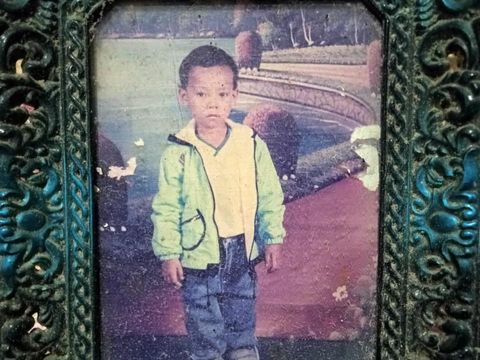 Sejak usia 5 tahun, warga Lamongan, Jawa Timur, Sarie Triono (23) sudah ditinggal oleh ibu kandung yang asal Banten. Dia berharap menemukan ibunya. (dok Ist)