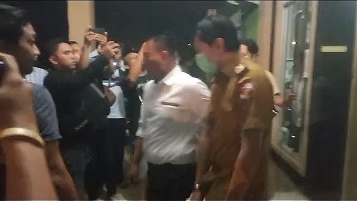 Sejumlah ASN yang diamankan dalam OTT di kantor Disdukcapil Lampung Utara