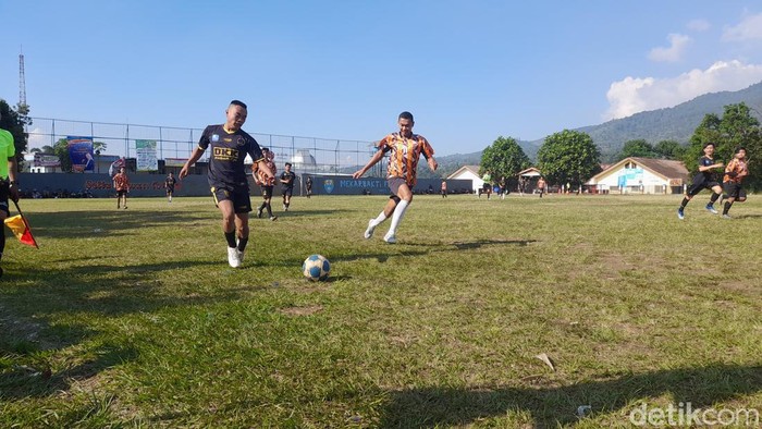 Sepakbola tarkam di Haurgeulis, Kabupaten Sumedang.