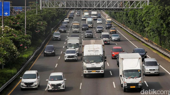 Kemacetan 2 Km Mengintai Pengendara di Tol Jagorawi Menuju Jakarta Mendekati Simpang Susun Cawang