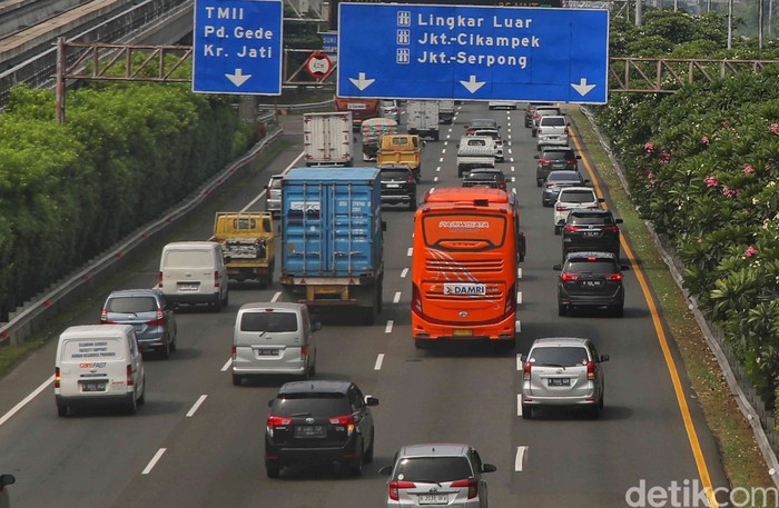 Menteri Koordinator bidang Kemaritiman dan Investasi Luhut Binsar Pandjaitan berencana untuk membatasi jumlah mobil bertenaga Bahan Bakar Minyak (BBM). Ini disebut untuk mendorong tingkat penggunaan mobil listrik ke depannya, Selasa (13/6/2023).