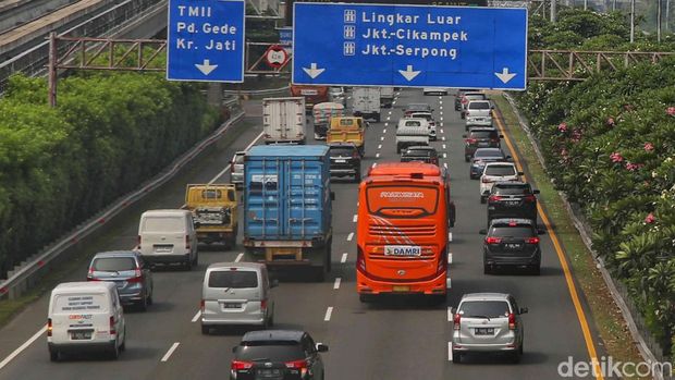 Menteri Koordinator bidang Kemaritiman dan Investasi Luhut Binsar Pandjaitan berencana untuk membatasi jumlah mobil bertenaga Bahan Bakar Minyak (BBM). Ini disebut untuk mendorong tingkat penggunaan mobil listrik ke depannya, Selasa (13/6/2023).