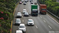 Sejumlah kendaraan melintas di kawasan ruas jalan jalan Tol Jagorawi, Jakarta Timur, Selasa (13/6/2023). Menteri Koordinator bidang Kemaritiman dan Investasi Luhut Binsar Pandjaitan berencana untuk membatasi jumlah mobil bertenaga Bahan Bakar Minyak (BBM). Ini disebut untuk mendorong tingkat penggunaan mobil listrik ke depannya.