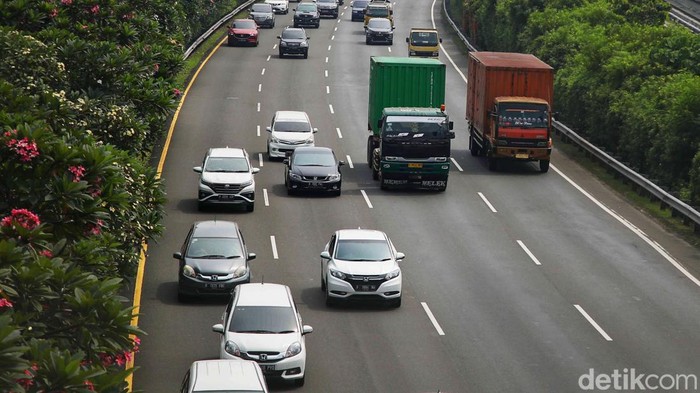 Menteri Koordinator bidang Kemaritiman dan Investasi Luhut Binsar Pandjaitan berencana untuk membatasi jumlah mobil bertenaga Bahan Bakar Minyak (BBM). Ini disebut untuk mendorong tingkat penggunaan mobil listrik ke depannya, Selasa (13/6/2023).