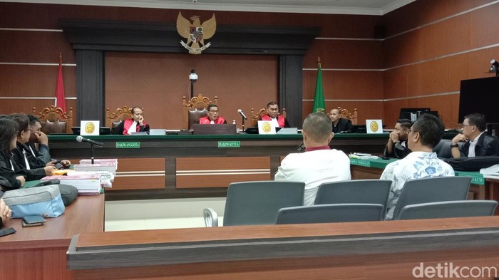 Sidang lanjutan Korupsi PT Air Manado Rp 55,9 M ditunda pekan depan.