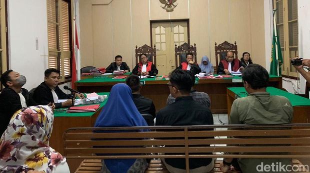 Sidang perdana kasus pengancaman wartawan dengan terdakwa Rakes di PN Medan. (Raja Malo Sinaga/detikSumut)