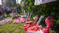 Warga berdatangan ke rumah Silvio Berlusconi di Arcore sambil membawa bunga duka cita.  