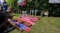 Ada juga yang meletakkan syal AC Monza di depan rumah Berlusconi di Arcore. Seperti diketahui, Berlusconi merupakan pemilik klub sepakbola tersebut.  