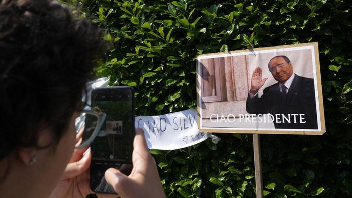 Mantan Perdana Menteri Italia Silvio Berlusconi meninggal dunia. Karangan bunga duka cita pun menghiasi rumah Berlusconi di Arcore, Italia.