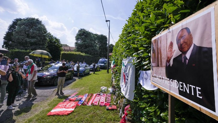 Silvio Berlusconi Meninggal Dunia Mantan Perdana Menteri Italia Silvio Berlusconi meninggal dunia. Karangan bunga duka cita pun menghiasi rumah Berlusconi di Arcore, Italia.