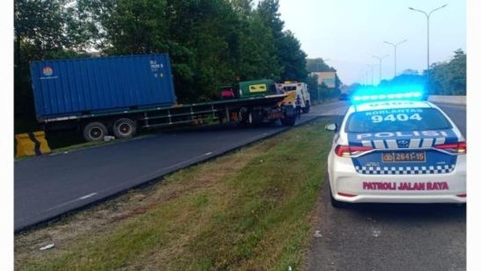 Sopir Lupa Ngerem Tangan, Truk Mundur hingga ke Rerumputan di Tol Jagorawi