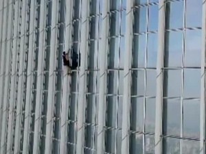 Aksi Spider-Man Asal Inggris Panjat Gedung 123 Lantai di Korea Selatan