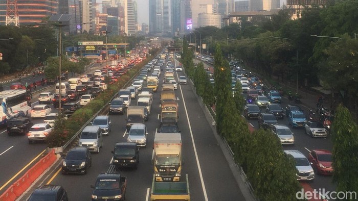 Suasana Jalan Gatot Subroto di kawasan Semanggi. (Fariz/detikcom)