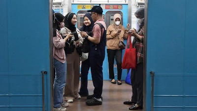 Suasana Stasiun KRL Saat Penumpang Sudah Bebas Masker