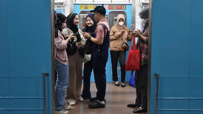 Suasana Stasiun KRL Saat Penumpang Sudah Bebas Masker Penumpang KRL Commuter Line antre di peron untuk menaiki eskalator di Stasiun Bekasi, Jawa Barat, Senin (12/6/2023). Menurut keputusan Surat Edaran (SE) Kementerian Perhubungan nomor 17 Tahun 2023 tentang Protokol Kesehatan pelaku perjalanan orang dengan transportasi kereta api pada 12 Juni 2023, penumpang diperbolehkan tidak menggunakan masker apabila dalam keadaan sehat serta tidak berisiko tertular atau menularkan COVID-19 dan KAI Commuter selaku operator KRL Commuter Line menghimbau seluruh penumpang untuk tetap melakukan vaksinasi COVID-19. ANTARA FOTO/ Fakhri Hermansyah/rwa.