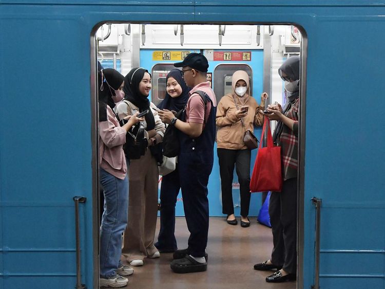Suasana Stasiun KRL Saat Penumpang Sudah Bebas Masker