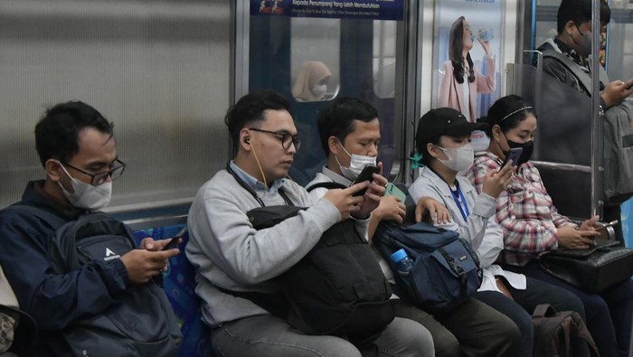 Penumpang KRL Commuter Line antre di peron untuk menaiki eskalator di Stasiun Bekasi, Jawa Barat, Senin (12/6/2023). Menurut keputusan Surat Edaran (SE) Kementerian Perhubungan nomor 17 Tahun 2023 tentang Protokol Kesehatan pelaku perjalanan orang dengan transportasi kereta api pada 12 Juni 2023, penumpang diperbolehkan tidak menggunakan masker apabila dalam keadaan sehat serta tidak berisiko tertular atau menularkan COVID-19 dan KAI Commuter selaku operator KRL Commuter Line menghimbau seluruh penumpang untuk tetap melakukan vaksinasi COVID-19. ANTARA FOTO/ Fakhri Hermansyah/rwa.