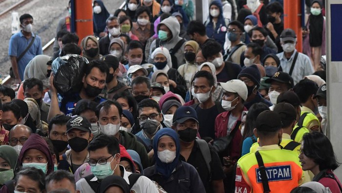 Suasana Stasiun KRL Saat Penumpang Sudah Bebas Masker Penumpang KRL Commuter Line antre di peron untuk menaiki eskalator di Stasiun Bekasi, Jawa Barat, Senin (12/6/2023). Menurut keputusan Surat Edaran (SE) Kementerian Perhubungan nomor 17 Tahun 2023 tentang Protokol Kesehatan pelaku perjalanan orang dengan transportasi kereta api pada 12 Juni 2023, penumpang diperbolehkan tidak menggunakan masker apabila dalam keadaan sehat serta tidak berisiko tertular atau menularkan COVID-19 dan KAI Commuter selaku operator KRL Commuter Line menghimbau seluruh penumpang untuk tetap melakukan vaksinasi COVID-19. ANTARA FOTO/ Fakhri Hermansyah/rwa.