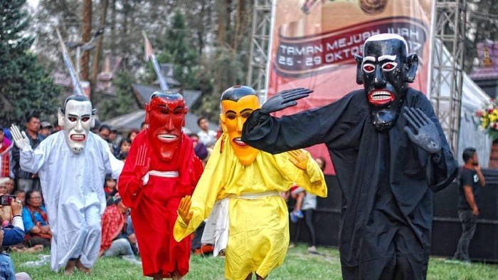 Tari Gundala-Gundala memakai Topeng (Foto: Instagram @teguhpotrett)
