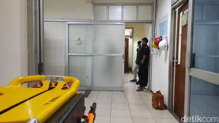 Temuan mayat dalam karung dievakuasi ke kamar jenazah RSUD dr Wahidin Sudiro Husodo Mojokerto