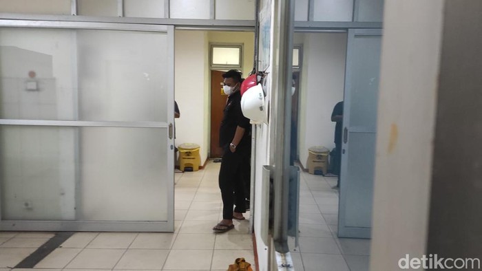 Temuan mayat dalam karung dievakuasi ke kamar jenazah RSUD dr Wahidin Sudiro Husodo Mojokerto