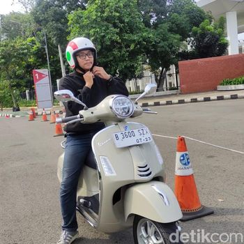 Test ride Vespa GTS 150 baru.