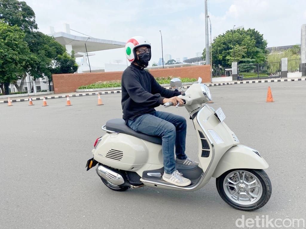 Test ride Vespa GTS 150 baru.