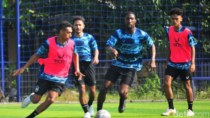 Tim PSIS Semarang menggelar latihan di lapangan Wisesa, Demak, Selasa (13/6/2023).