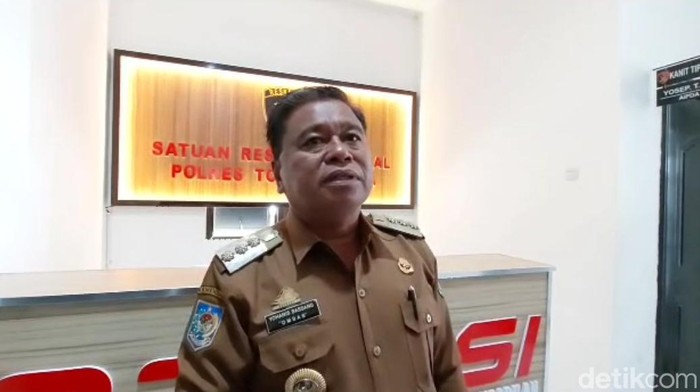 Bupati Toraja Utara, Yohanis Bassang saat laporkan warganya di Polres Toraja Utara.