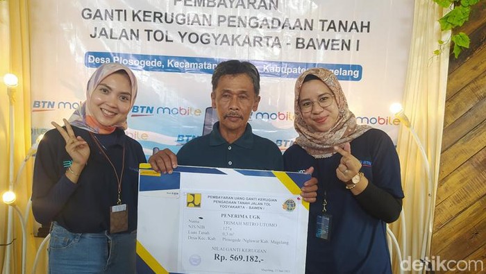 Trimah Mitro Utomo menerima uang ganti rugi jalan Tol Jogja-Bawen Rp 569.182 di Kantor Desa Plosogede, Kecamatan Ngluwar, Kabupaten Magelang, Selasa (13/6/2023).