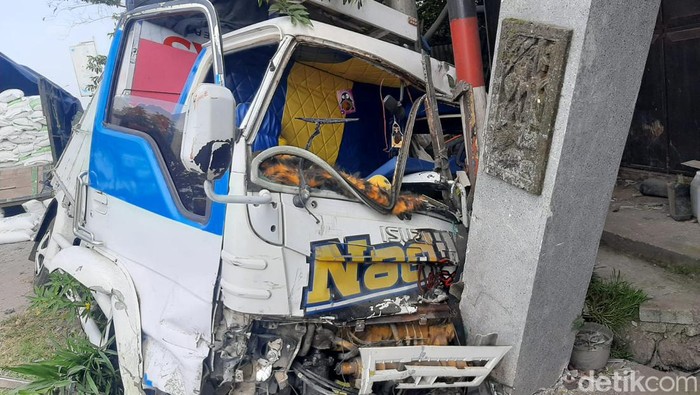 Truk bak kayu yang menabrak pikap L 300 menyebabkan kecelakaan karambol di Lamongan.