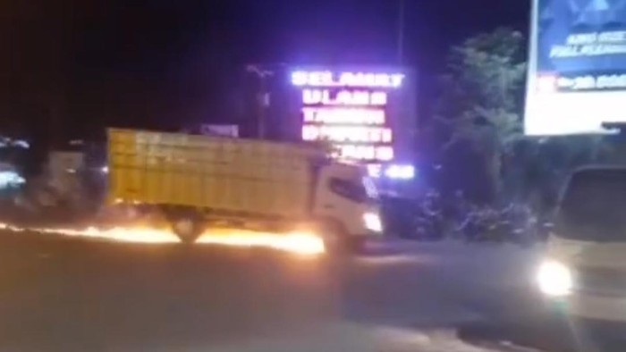 Truk seret motor hingga berapi-api di Jambi.