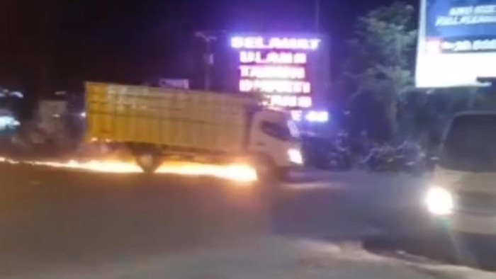 Truk tabrak pemotor di Jambi hingga terseret dan keluar api.
