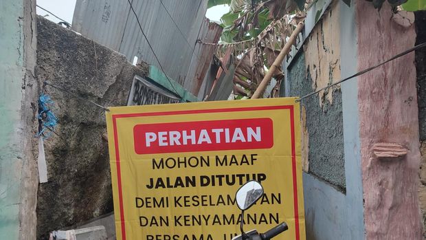 Tumpukan sampah di kawasan permukiman padat penduduk di Bogor (