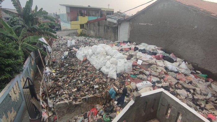 Tumpukan sampah di kawasan permukiman padat penduduk di Bogor (