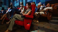 Suara dan pencahayaan dalam bioskop juga disesuaikan agar cocok bagi hewan-hewan tersebut. Lillian Suwanrumpha/AFP/Getty Images  