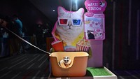 Bangkok sebelumnya bukanlah kota yang ramah terhadap hewan peliharaan, dan konsep bioskop ini dibangun di atas teater ramah anak. Lillian Suwanrumpha/AFP/Getty Images  