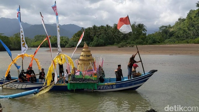 Masyarakat dan nelayan di pesisir selatan Kecamatan Munjungan, Trenggalek menggelar upacara adat Longkangan atau laut di Teluk Sumbreng