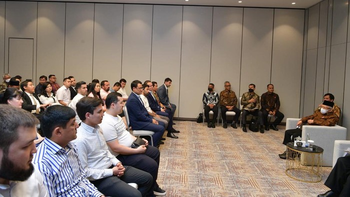 Wapres Maruf Amin bertemu para pengusaha Uzbekistan. Mereka berdialog soal kerja sama industri halal hingga transportasi logistik. (dok Setwapres)