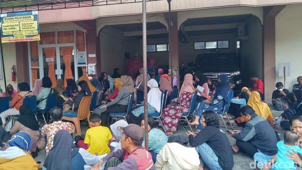 Warga antre mencari surat keterangan DTKS di Disos P3APPKB Pemkab Klaten.
