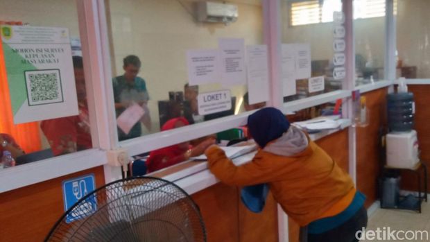 Warga antre mencari surat keterangan DTKS di Disos P3APPKB Pemkab Klaten.