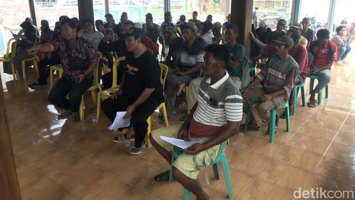 Warga di Desa Jinanten, Sale, Rembang menggeruduk balai desa setempat, Selasa (13/6/2023).